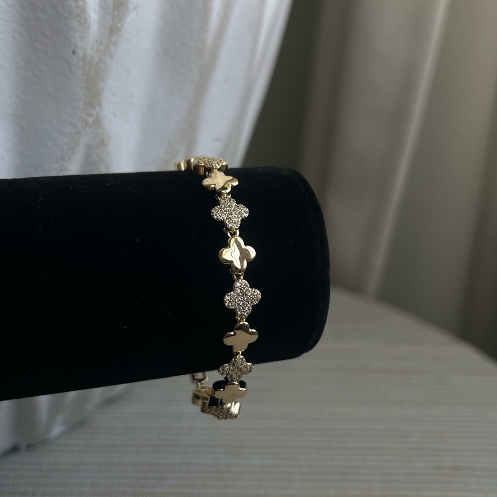 Alternating pavé and plain full size gold clover bracelet